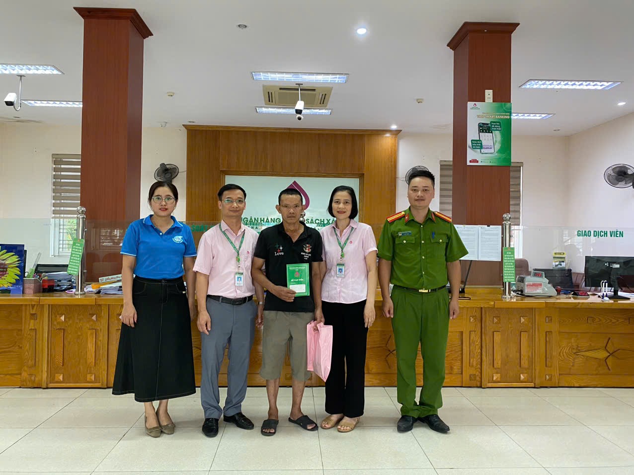 Công an xã An Phú phối hợp giải ngân nguồn vốn vay cho người sau cai nghiện ma túy